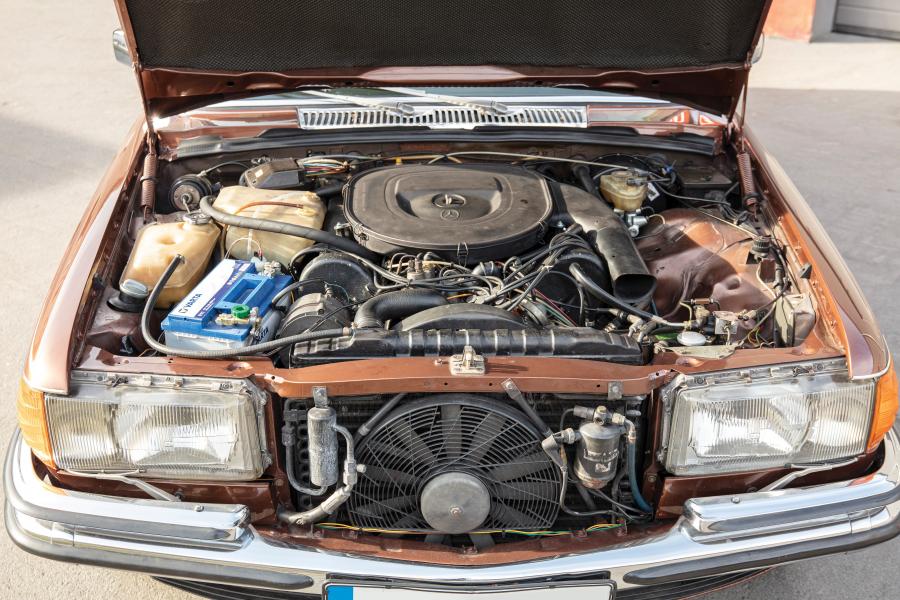 Моторный отсек Mercedes-Benz 450 SEL 6.9 (W116) 1979 года  (фото 16 из 36)